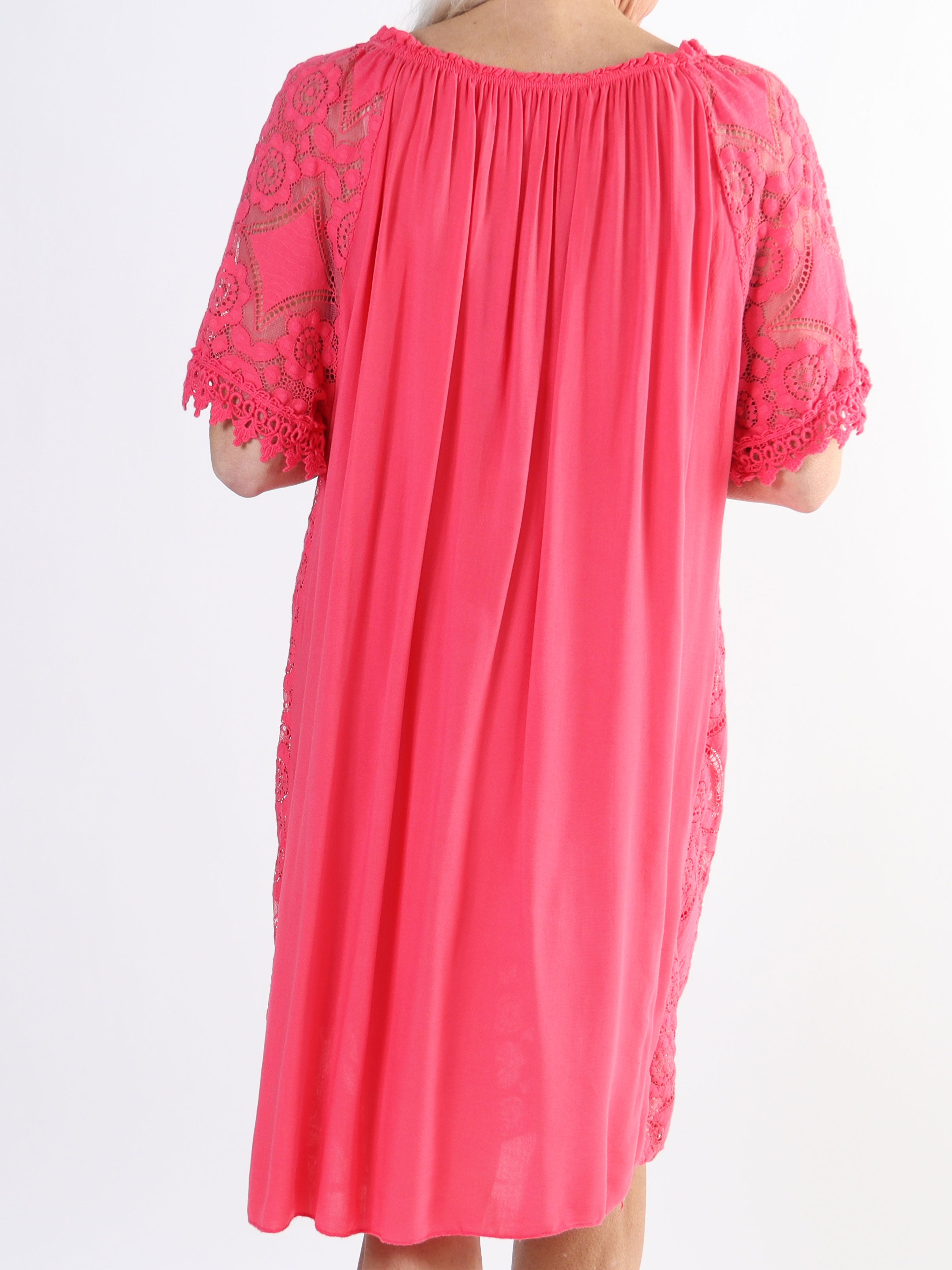 Thea - Plus size blondekjole med elastikkant i udskæringen